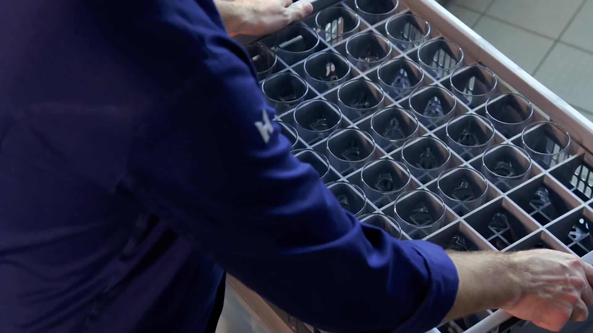 video thumbnail of METRO Professional Contenitore Euro, polipropilene (PP), 60 x 40 x 24 cm (La x Pr x Al), 47 L (max 25 kg), sicuro per alimenti / lavastoviglie, grigio