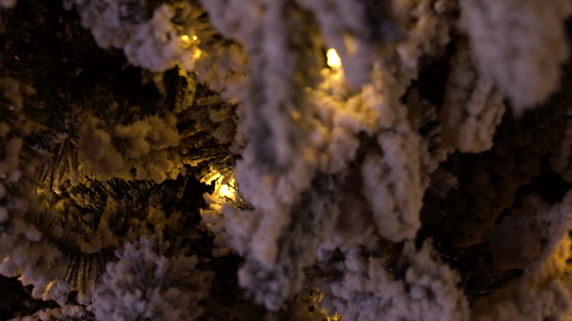 video thumbnail of Tarrington House Albero di Natale a LED, acciaio / PVC / PE, Ø 120 x 213 cm, 400 lampadine LED a luce bianca calda