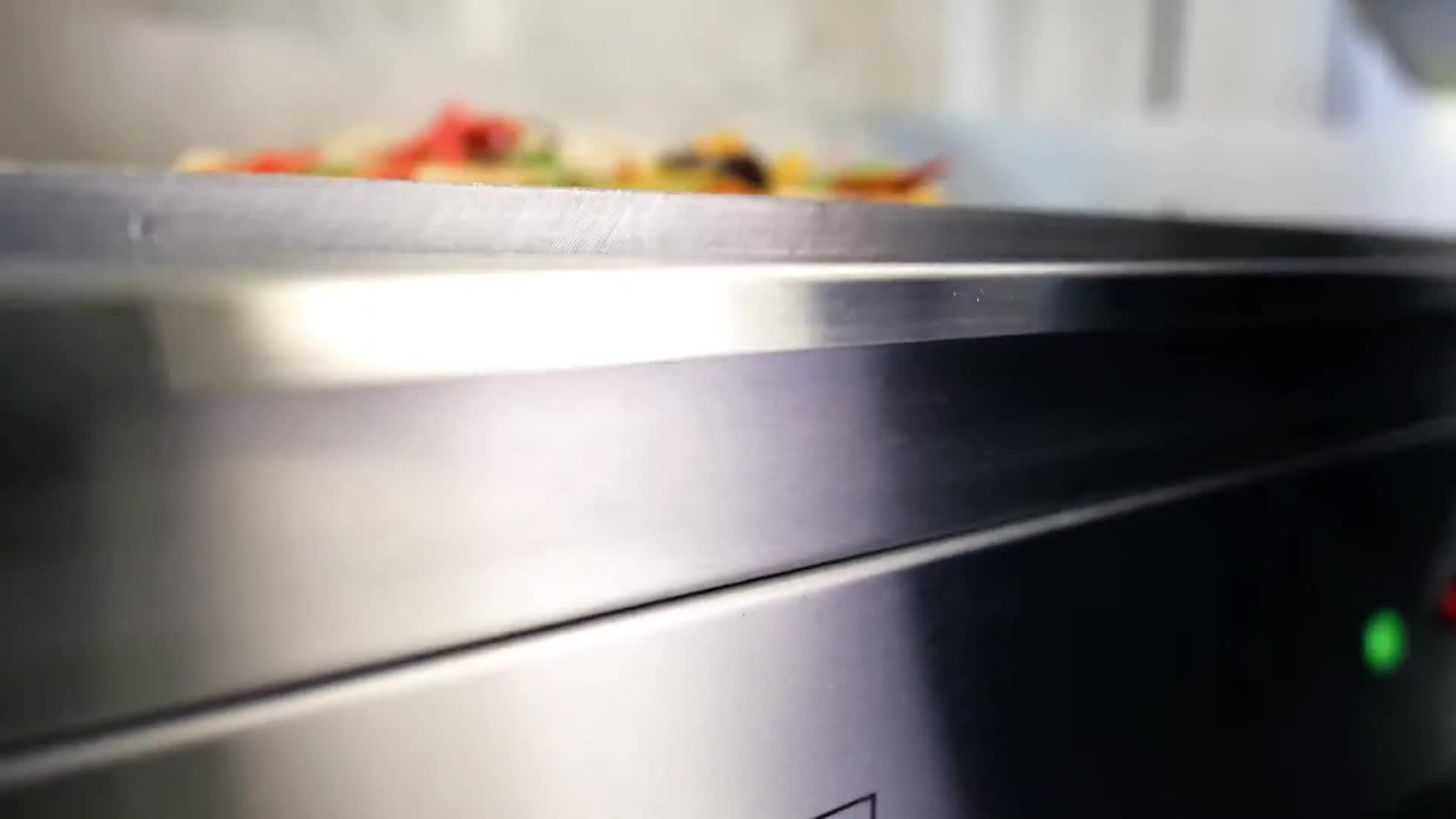 video thumbnail of METRO PROFESSIONAL Grelhador elétrico GEG2101, aço inoxidável, 55 x 41.7 x 24 cm, 2400 W, proteção contra sobreaquecimento, prateado