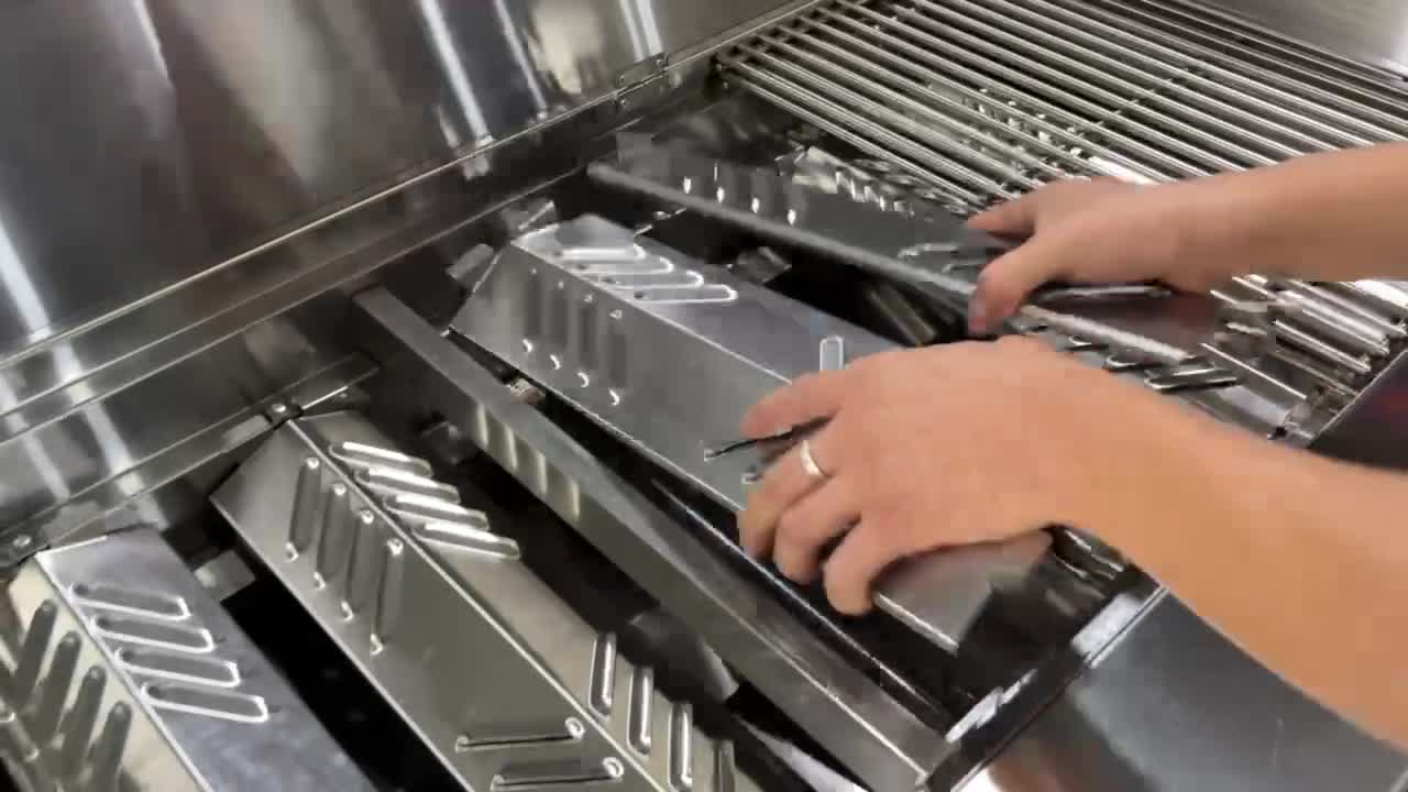 video thumbnail of METRO PROFESSIONAL Gasgrill 8-Brenner, Grillfläche 49 x 120 cm, Ablagetisch, fahrbar, Schutzabdeckung, Edelstahl, silber