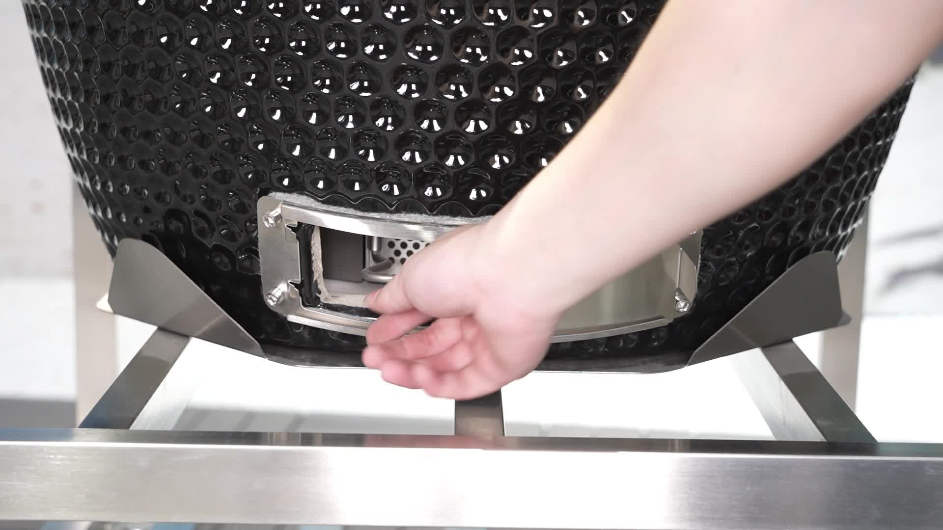 video thumbnail of METRO PROFESSIONAL Barbecue Kamado au charbon de bois NAGADO, surface de cuisson Ø 57 cm, table latérale pliante et roulettes, céramique/inox, noir