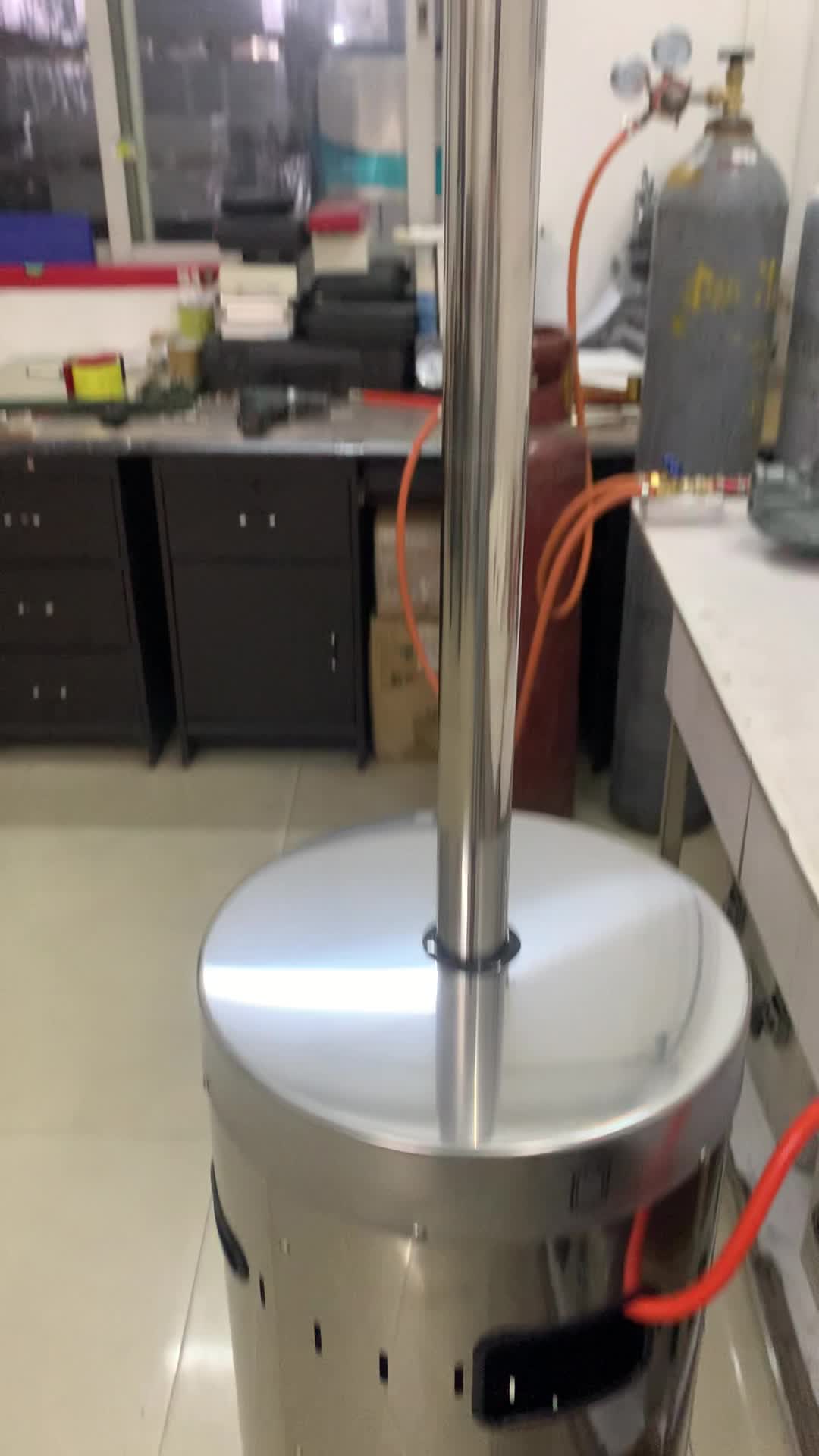 video thumbnail of METRO Professional Gasheizstrahler GHP5000G, Edelstahl, Ø 76 x 218 cm, Kippschutz-Abschaltautomatik, Druckminderer, fahrbar, silber