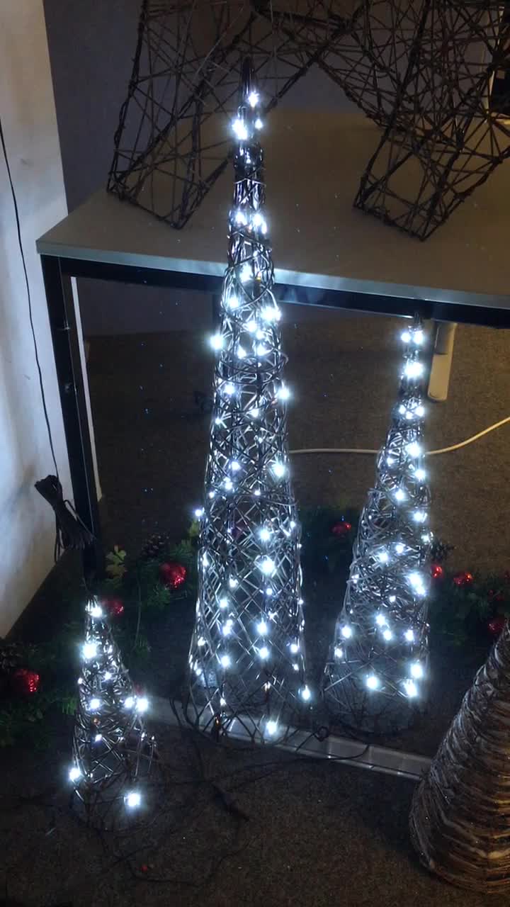 video thumbnail of Tarrignton House Conos decorativos, cobre/ poliratán/ metal, tres tamaños (S, M, L), 150 LED, 3.6 W, marrón