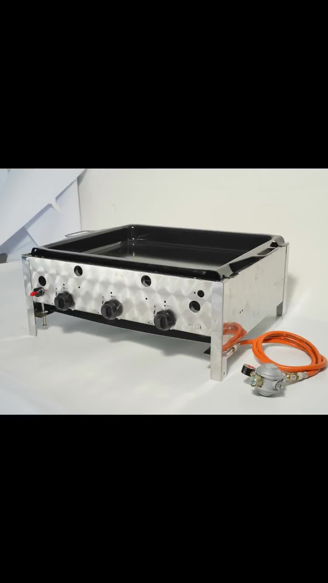 video thumbnail of METRO PROFESSIONAL Gasbräter 3-Brenner, Aluminium/Edelstahl,  55.7 x 69.6 x 27.5 cm, 10.5 kW, Piezozündung, Bedienfeld, silber