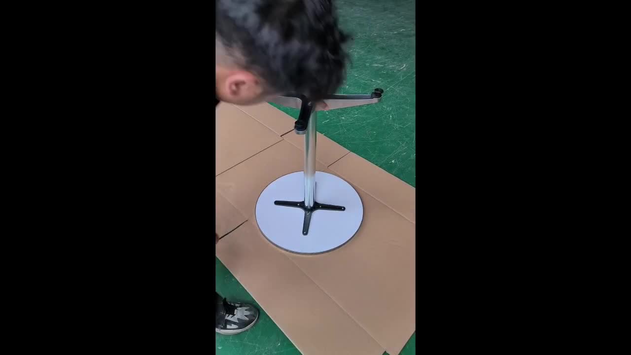 video thumbnail of METRO PROFESSIONAL Stehtisch höhenverstellbar Narni, Alu, Ø 60 x 110 cm, silber