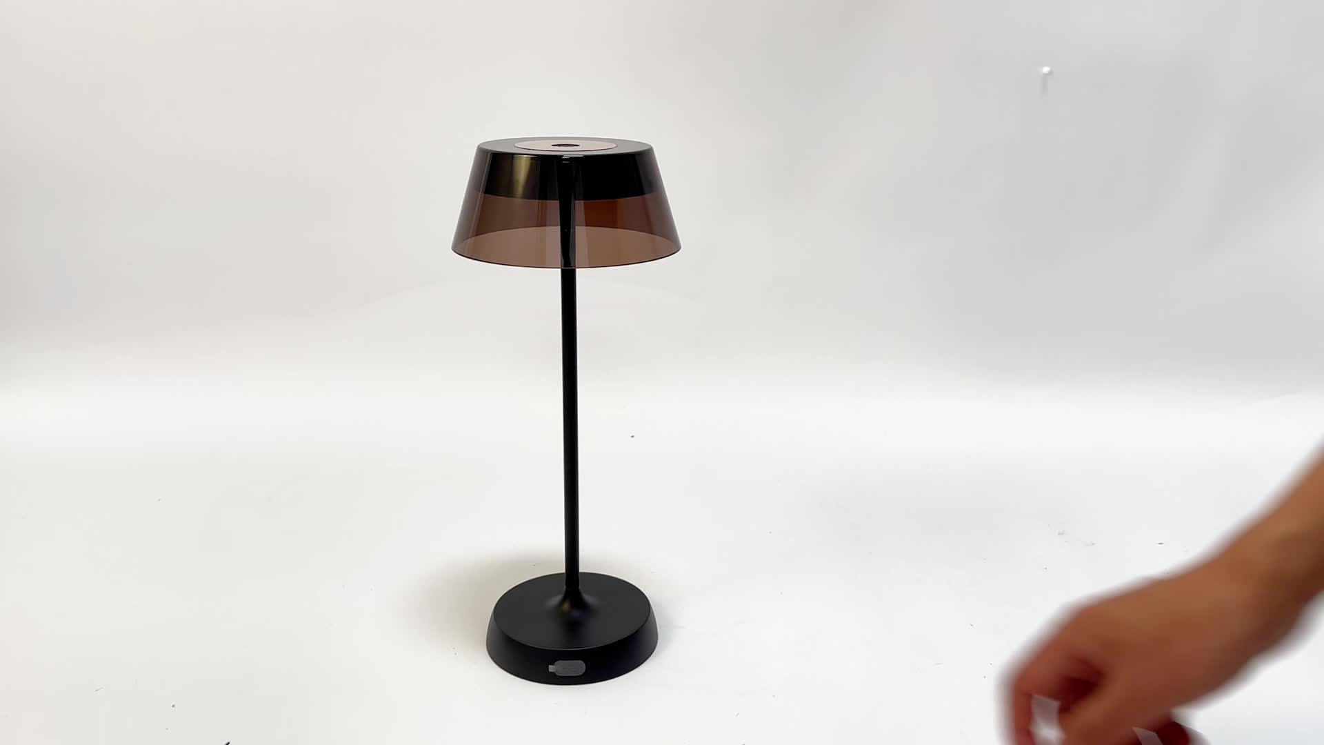 video thumbnail of METRO PROFESSIONAL Lampe de table LED SANA II set de 2, aluminium/polycarbonate, Ø 13.5 x 32 cm, port USB, Touch Control, dimmable, étanche, noir