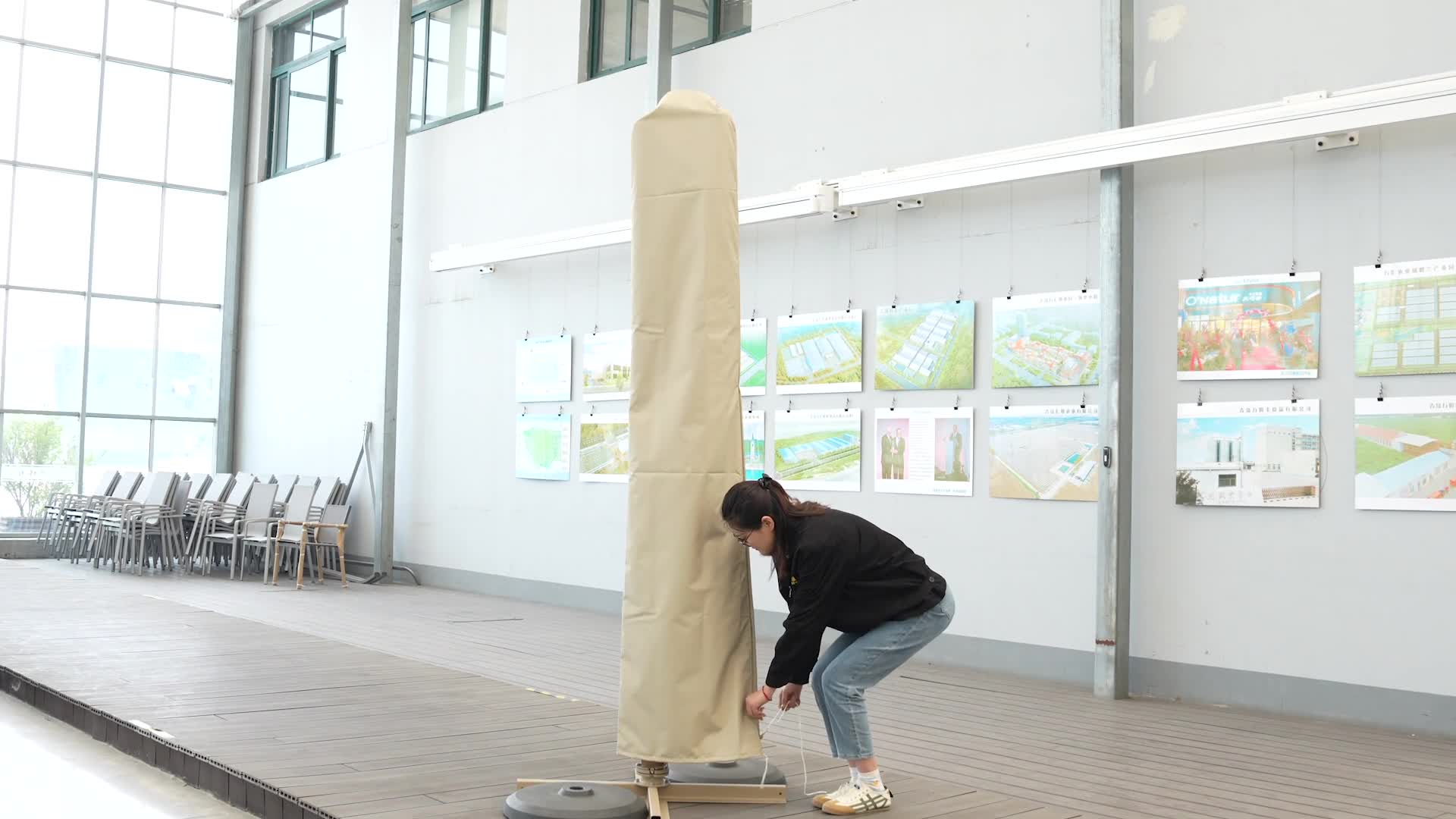 video thumbnail of METRO PROFESSIONAL Vierkante parasol in hout-look, aluminium, 3 x 3 m, waterafstotend, humus