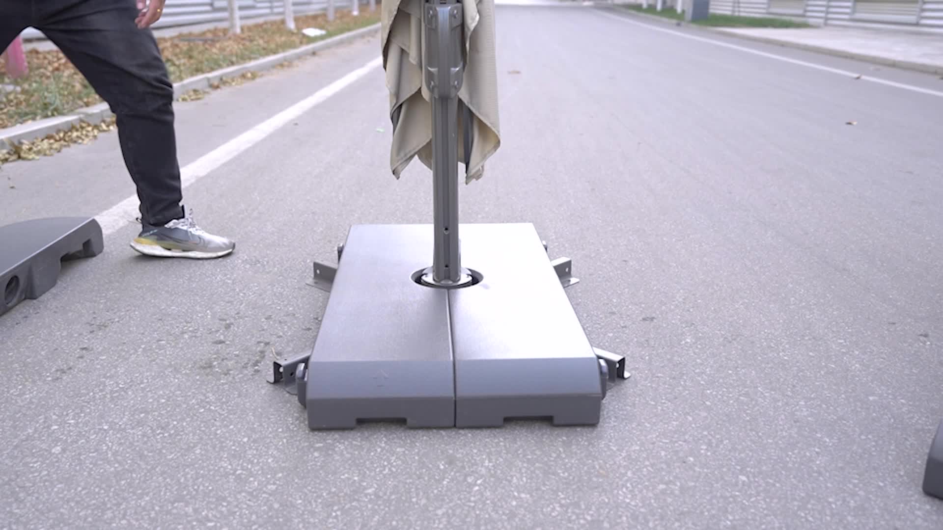 video thumbnail of METRO PROFESSIONAL Peso para sombrilla, plástico, 105 x 105 cm, 100-160 kg, negro