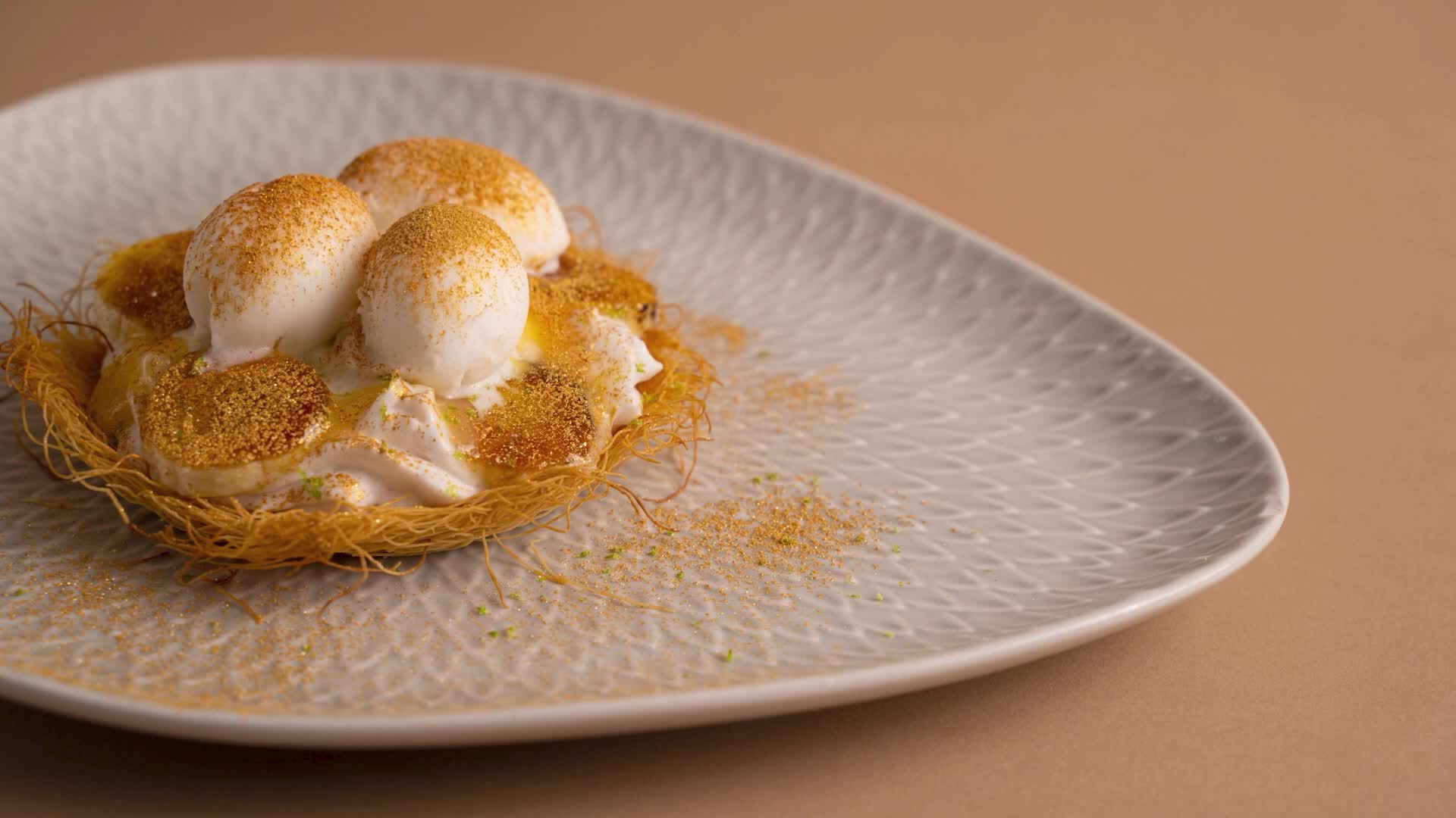 video thumbnail of METRO Professional Assiette Nuala, porcelaine, 46.5 x 26 cm, triangulaire, blanche