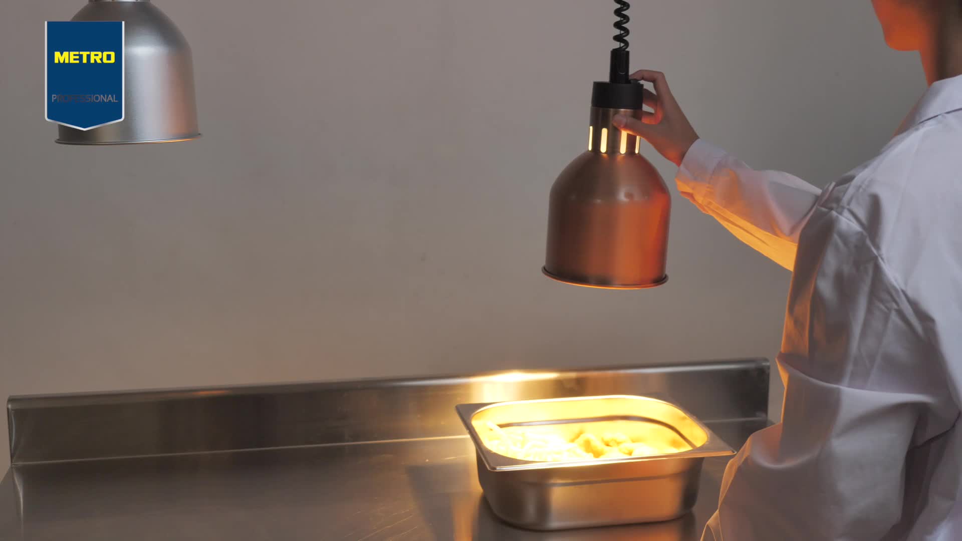 video thumbnail of METRO Professional Lampada termica GWL1000S, alluminio, Ø 17.5 cm, 250 W, altezza regolabile, argento
