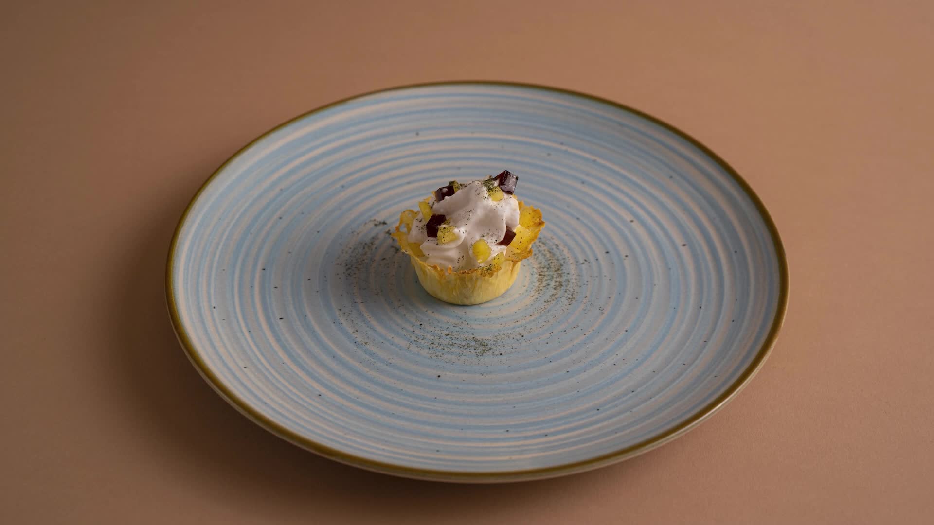 video thumbnail of METRO Professional Assiette à dessert Madleen, grès, Ø 20 cm, ronde, jaune, 6 pièces