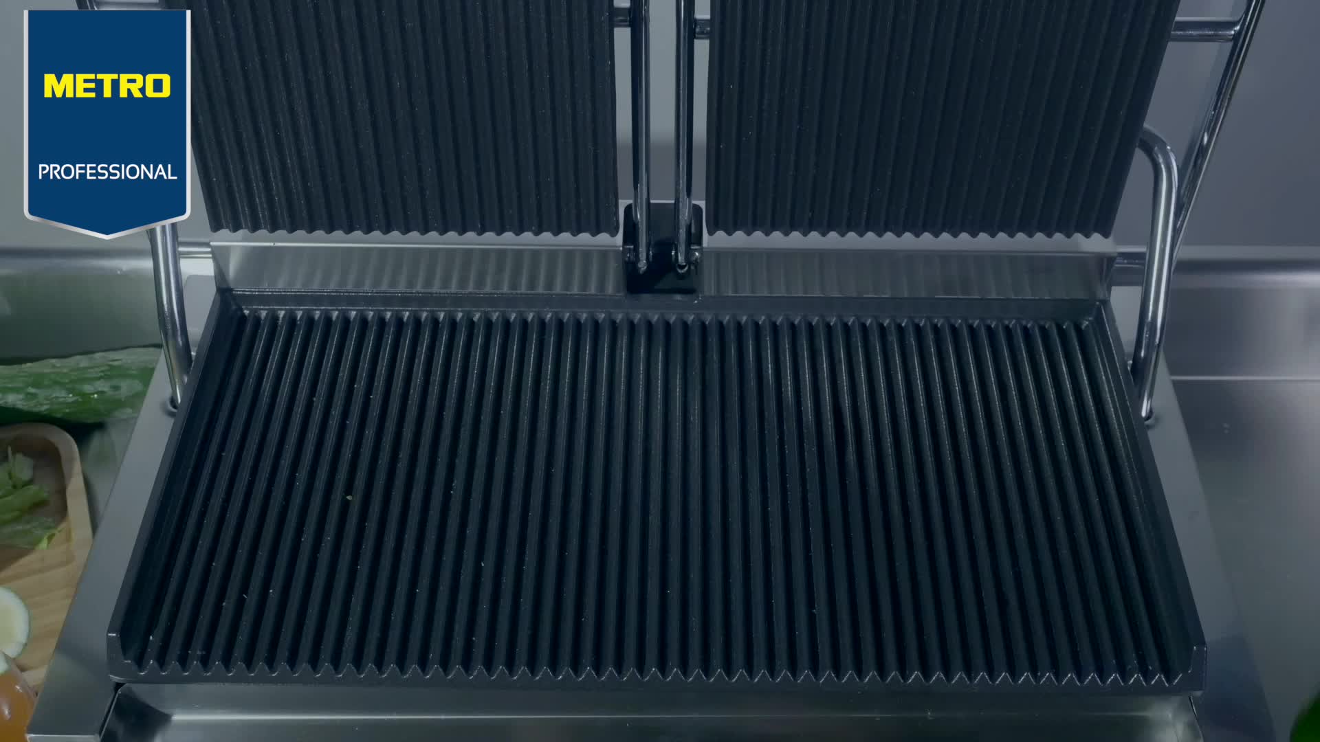 video thumbnail of METRO Professional Doppel-Kontaktgrill GPG2201, Edelstahl, 57 x 36 x 20 cm, geriffelt, mit Fettauffangschale, silber