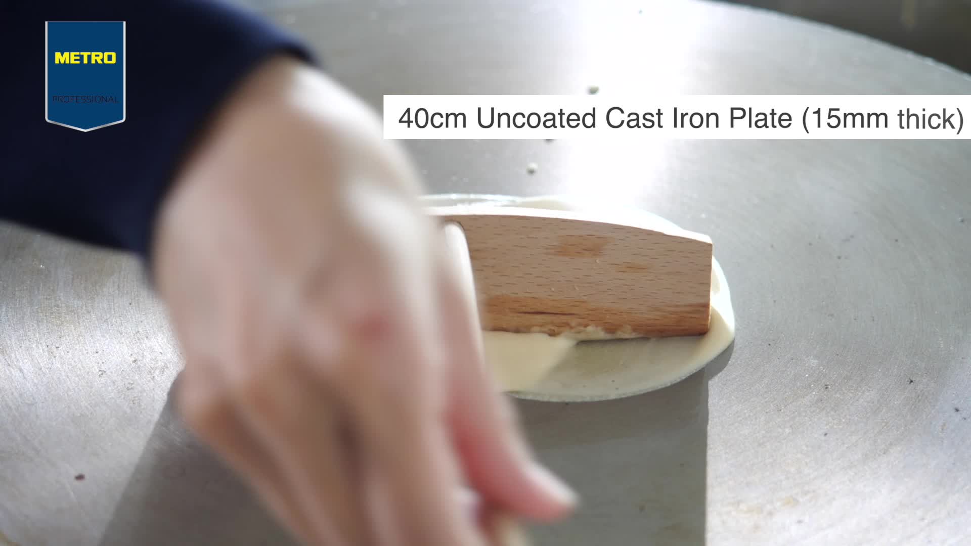 video thumbnail of METRO Professional Crepes-Eisen GCP1040, Edelstahl / Gusseisen ,47 x 45 x 24 cm, Ø Platte 40 cm, 3000 W, inkl. Teigverteiler, silber